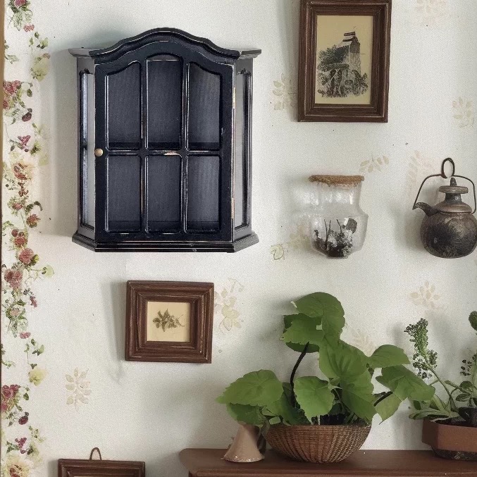 خزانة حائط خشبية عتيقة مزخرفة  - مراجعة Vintage Collectible Furniture وسعره